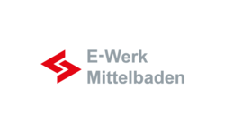 Das Bild zeigt das Logo des E-Werk Mittelbaden mit einem roten, stilisierten Blitzsymbol links neben dem Firmennamen in grauer Schrift.