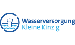 Das Bild zeigt das Logo der Wasserversorgung Kleine Kinzig, bestehend aus einem stilisierten Turm über Wellen und dem Text in blauer Schrift.